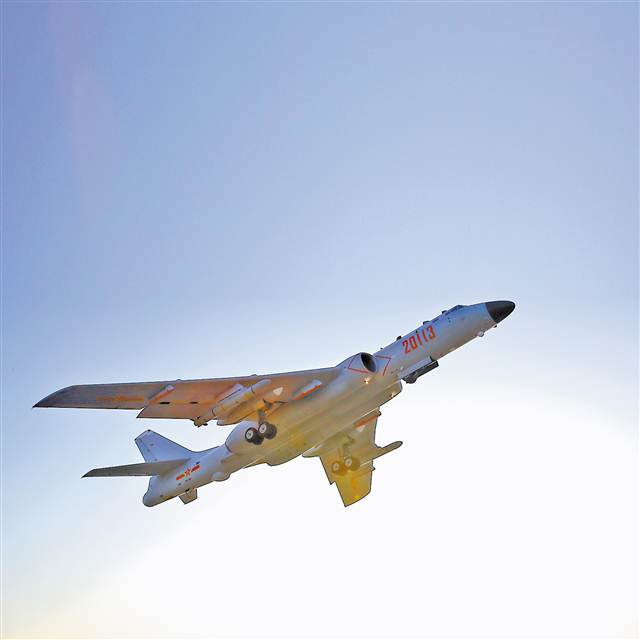 中国空军编队飞越对马海峡 赴日本海远洋训练