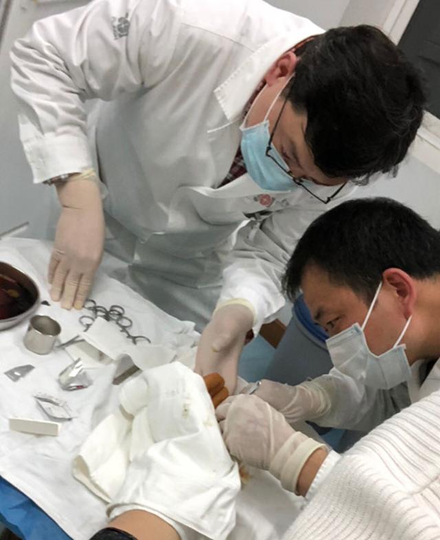 韩德君手部受伤,赛后到医院缝针