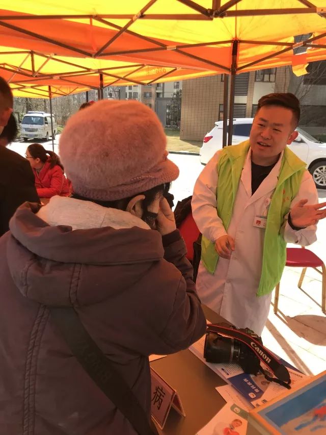 滕州志愿者这样诠释雷锋精神