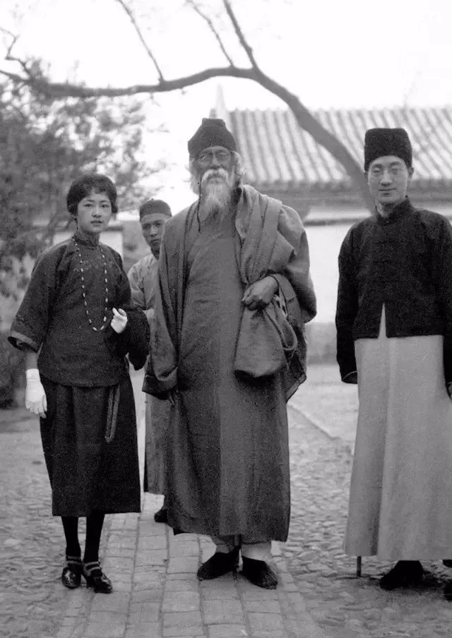 1924年泰戈尔访华,由林徽因和徐志摩作陪,于是留