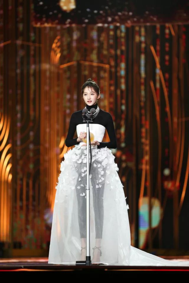关晓彤和陈志朋,中国时尚圈的两座高峰啊!
