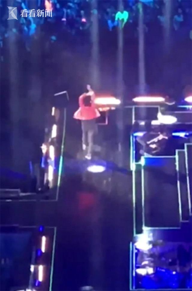 视频|智利歌手舞台上挥手鼓动观众鼓掌 却失足