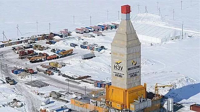 ▲资料图片：2016年3月，国产第一台“极光”号极地钻机安装在亚马尔项目萨贝塔油田。