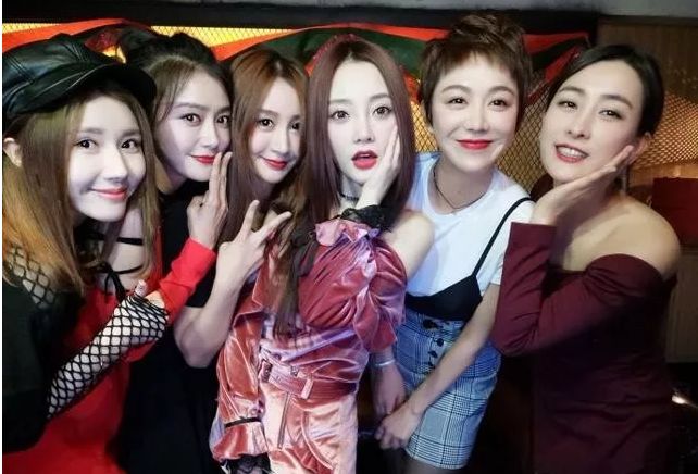 秒杀杨幂唐嫣塑料姐妹情,“假脸姐妹团”才是真撕逼啊