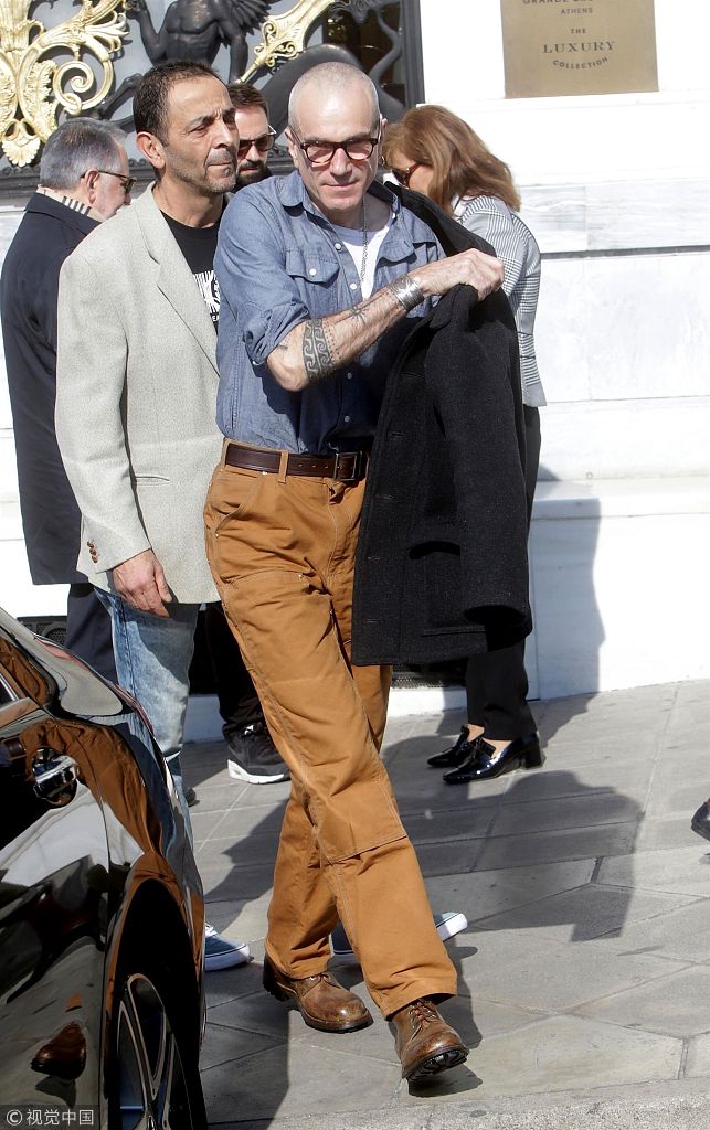 “戴神”刘易斯戴耳环露纹身酷炸天 遇激动阿姨粉热情送抱超亲和