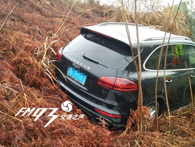 昨夜,南昌面包车飞撞保时捷!市民的反应让人惊