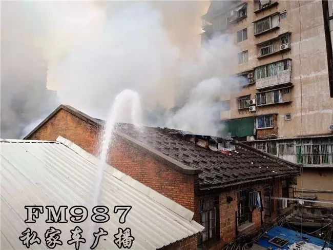 【突发】福州台江区五一公馆后一民房起火,浓