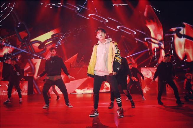 易烊千玺任街舞节目明星队长 刮起青春风