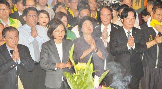 1515122511198199.jpg 蔡英文(左三)前往南鲲鯓参拜,台南市长赖清德(右二)、高雄市长陈菊(右三)、屏东县长潘孟安(左二)陪同出席。