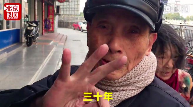 94岁老人34年风雨无阻摆路边摊,原因只有两个