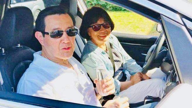 马英九坐龙应台副驾驶位 罗智强:想到一个老笑话