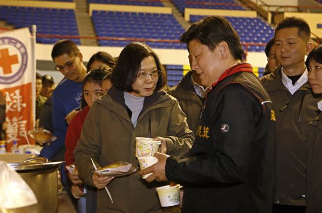 蔡英文赴花莲一处收容中心看望灾民(图片来源:“中时电子报”)