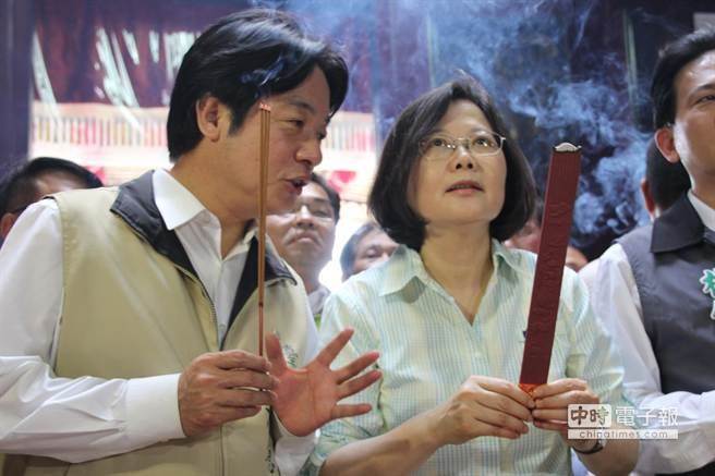 1511918888970164.jpg 最新民调显示,蔡英文与赖清德施政满意度与信任度双双重挫。(图片来源:台湾《中时电子报》)