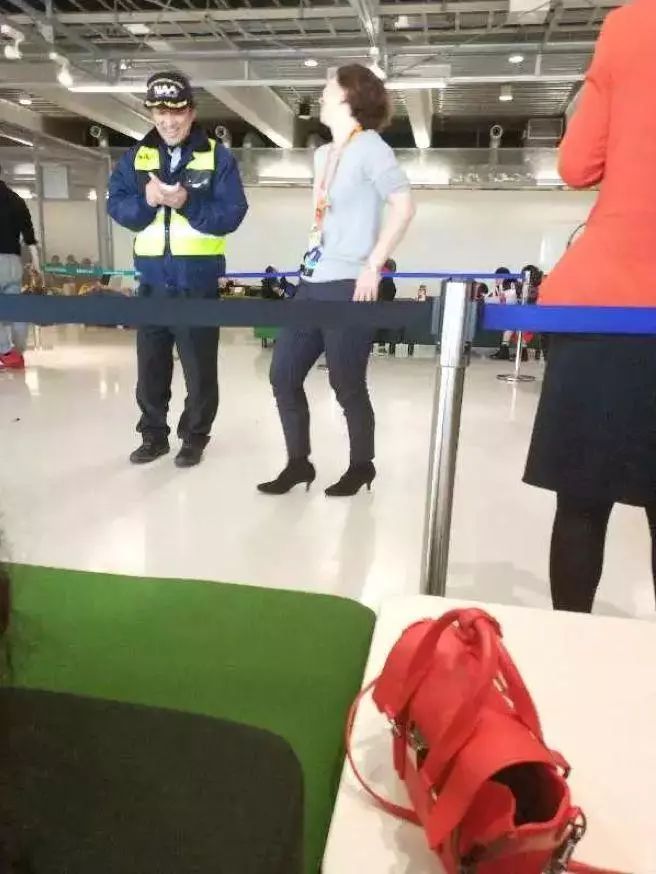 175名中国游客滞留日本机场,与警方冲突,一人