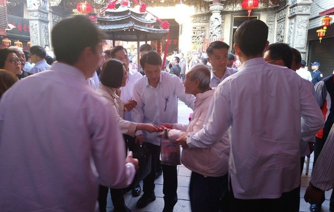 1519263326412925.png 蔡英文被安保人员包围
