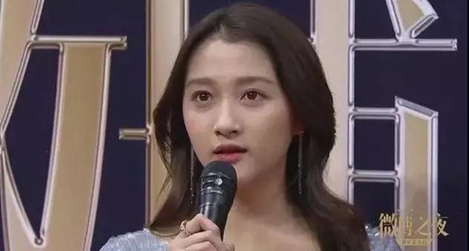 关晓彤在机场因为让妈妈拿行李,又被网友炮轰