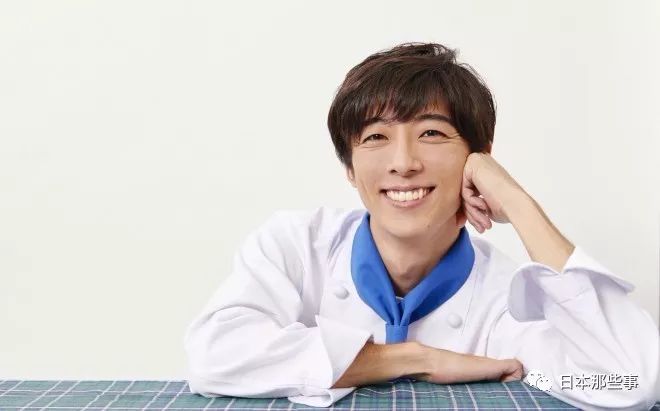 特别适合颜色款式清爽简单的衣服，穿毛衣尤其温柔。