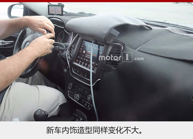 Jeep自由光谍照曝光 分体式大灯遭取消