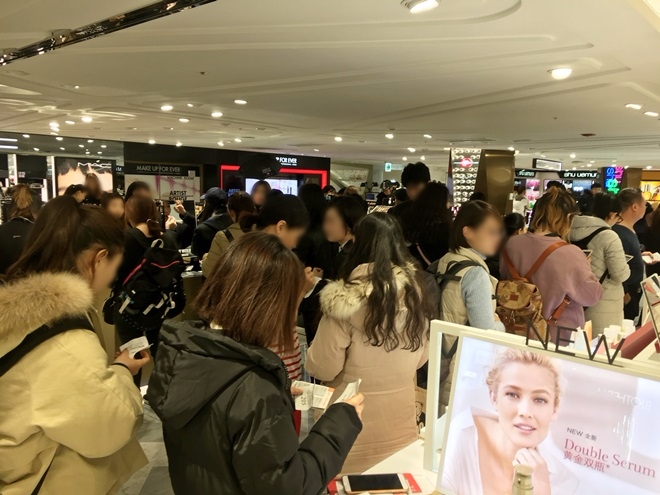 11月21日下午,乐天免税店挤满中国游客,多为代购