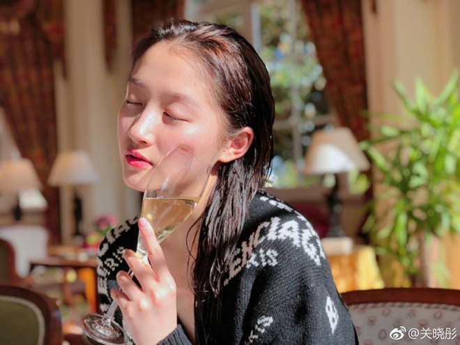 关晓彤浴后素颜俏皮可爱 但网友却关注她的"胸"