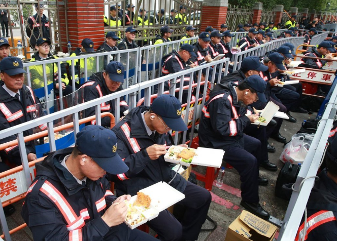 台湾基层警察自嘲 跟狗一样 蔡英文上台工作更