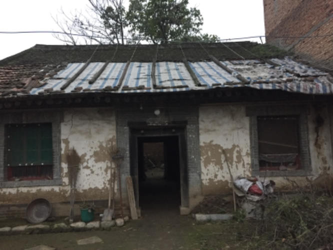 　　80多歲老人至今住危房。