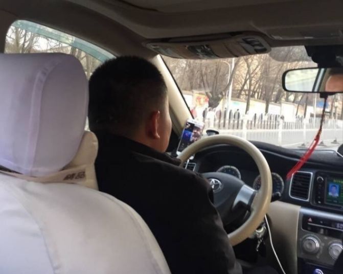 西宁这位出租车司机"功夫深",开车 聊微信 看视频!