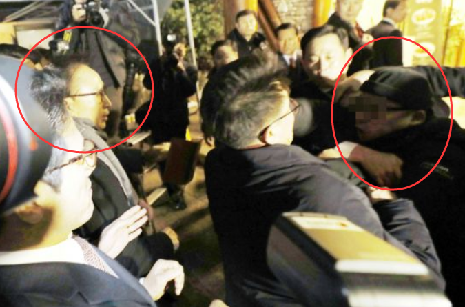 去年12月19日,李明博在餐厅前被愤怒男子追赶