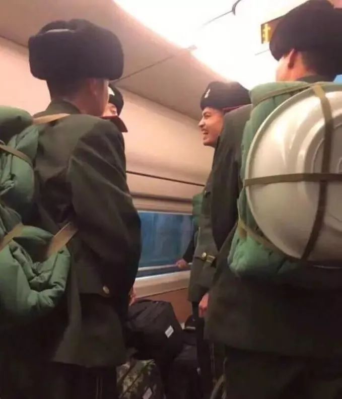 军人坐火车被埋怨不让座,国防部例会这样回应