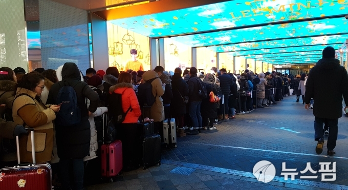 7日,在乐天免税店外排队等待的中国游客