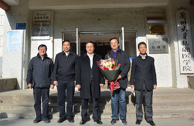 学校领导祝贺王锐教授当选为中国工程院院士|