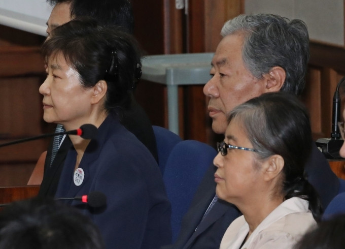 5月23日，朴槿惠与崔顺实并肩受审
