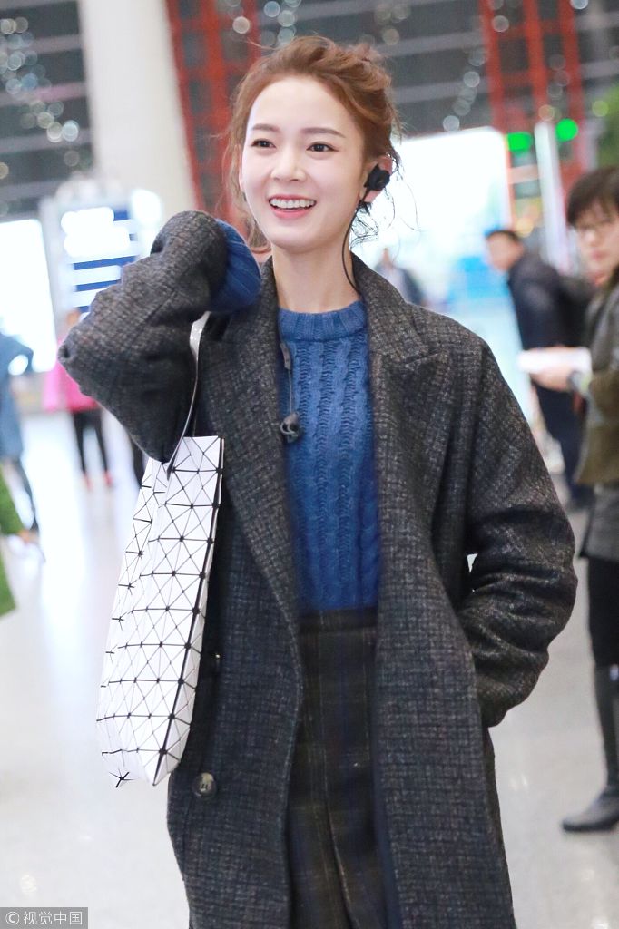 陈瑶灰色长款风衣显高笑容治愈系 丸子头清新