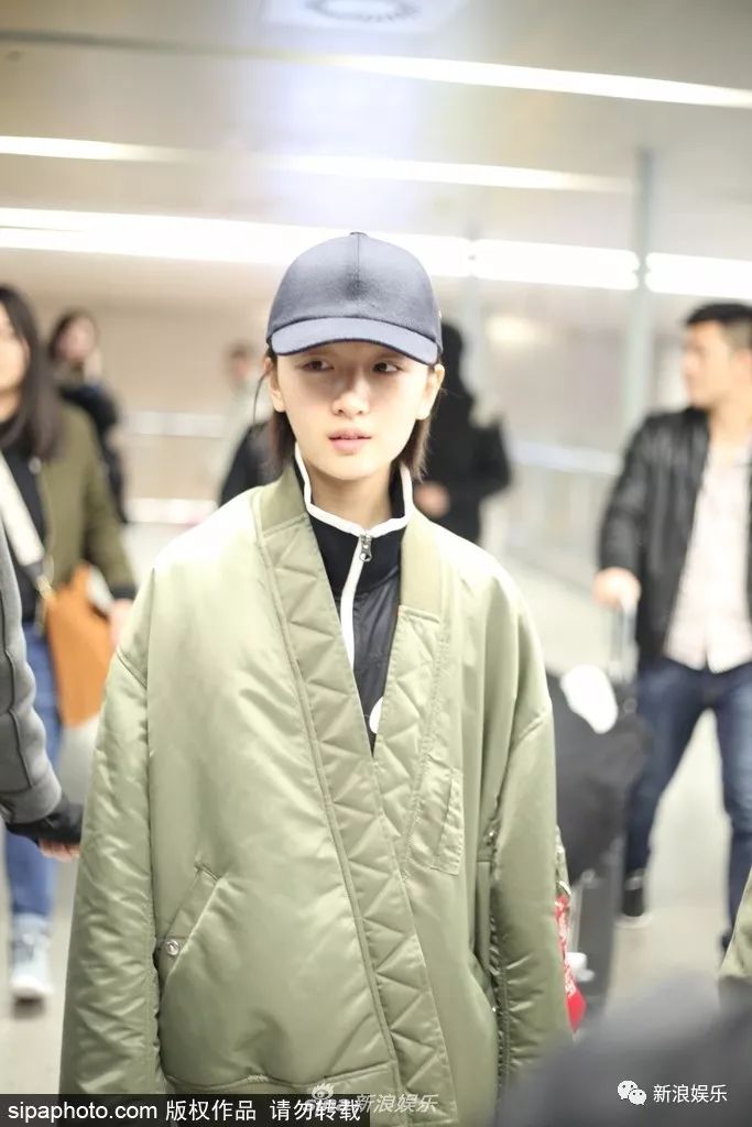 天冷怎么办？贵圈明星告诉你今年流行穿两件大衣出门