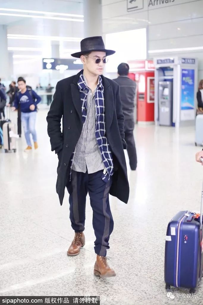 天冷怎么办？贵圈明星告诉你今年流行穿两件大衣出门