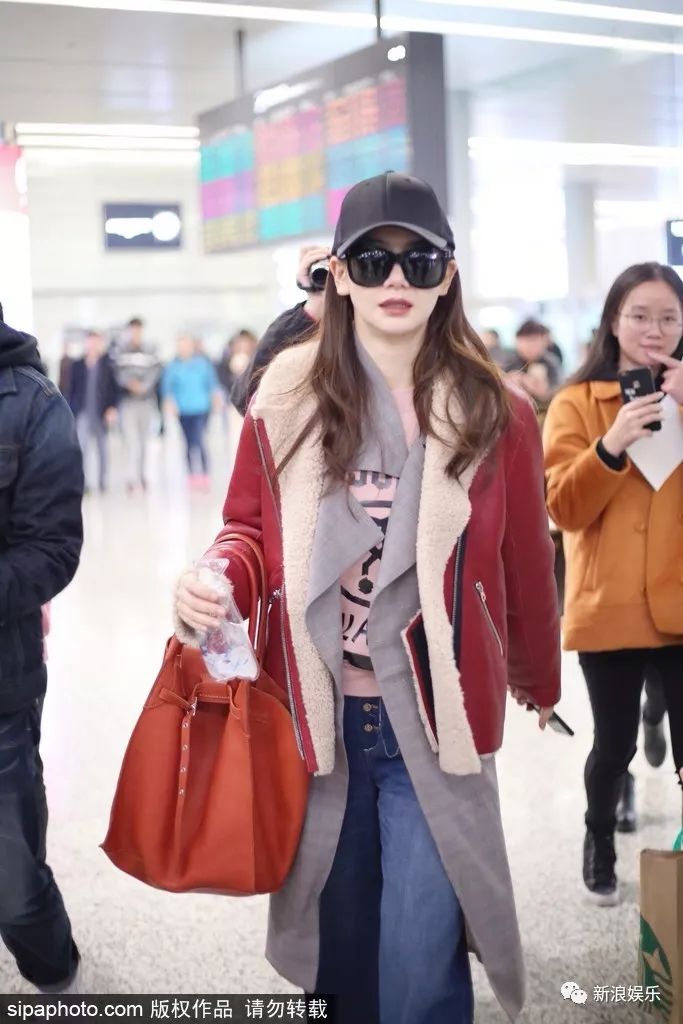 天冷怎么办？贵圈明星告诉你今年流行穿两件大衣出门