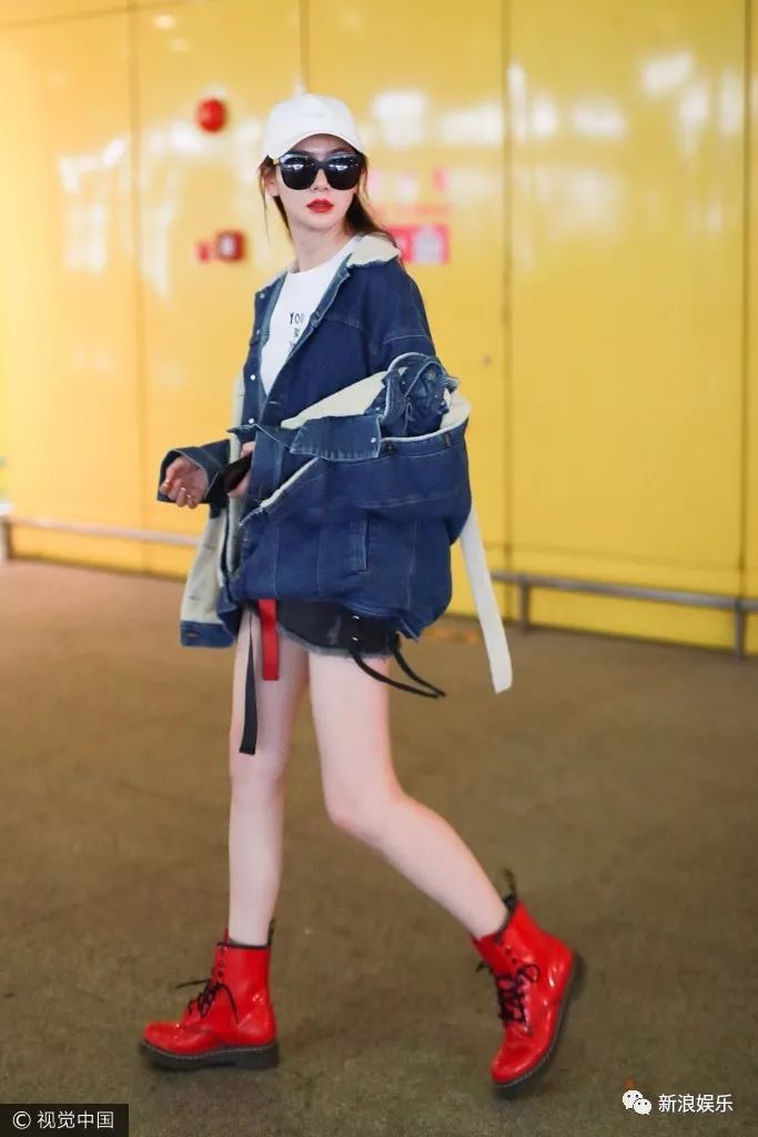 天冷怎么办？贵圈明星告诉你今年流行穿两件大衣出门