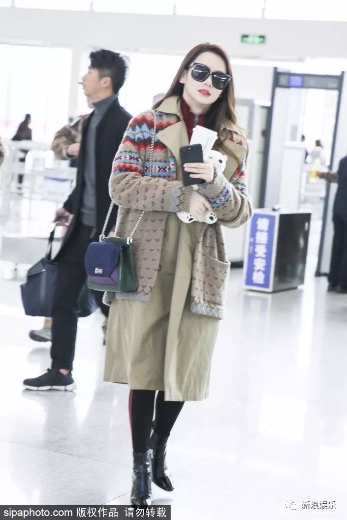 天冷怎么办？贵圈明星告诉你今年流行穿两件大衣出门