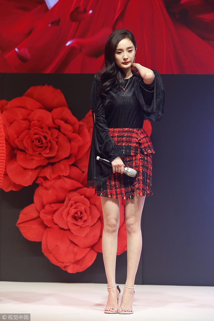 杨幂毛呢格子裙晒傲人大长腿 低头嗅香气少女