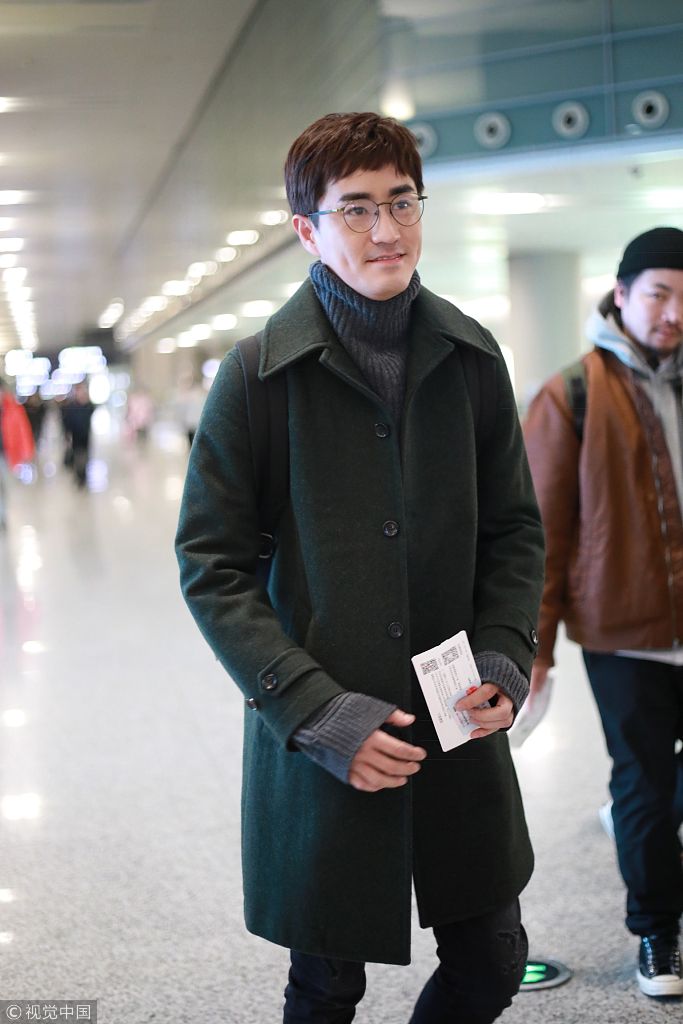 杨玏穿高领毛衣戴眼镜文艺范儿 获粉丝求签名穿衣风格似"老干部"