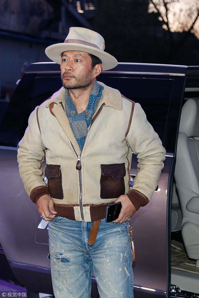 演员谭凯胡子拉碴气定神闲男人味足 戴"牛仔帽"展浓浓