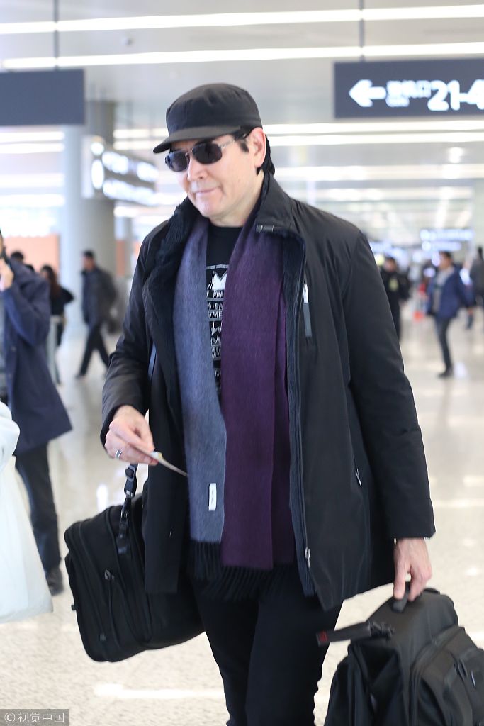 费翔拎大包行李与粉丝亲切合影 57岁依旧气度不凡身材保养好_新浪看点