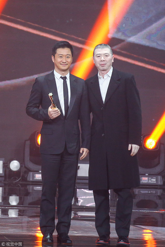 吴京凭借《战狼》狂揽55亿票房破记录 冯小刚为其颁发年度导演奖_新浪