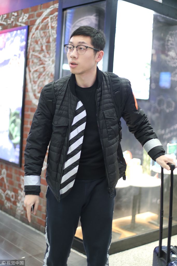 他穿着一件黑色羽绒服休闲低调,不过还是被球迷认了出来,一位老大爷更