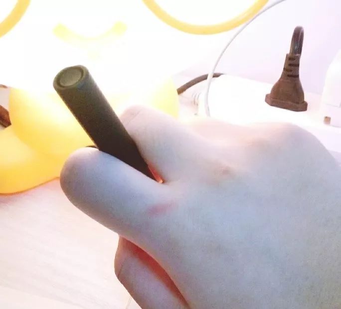 因长期催吐,林婷婷的右手食指和中指关节留下了伤疤。受访者供图