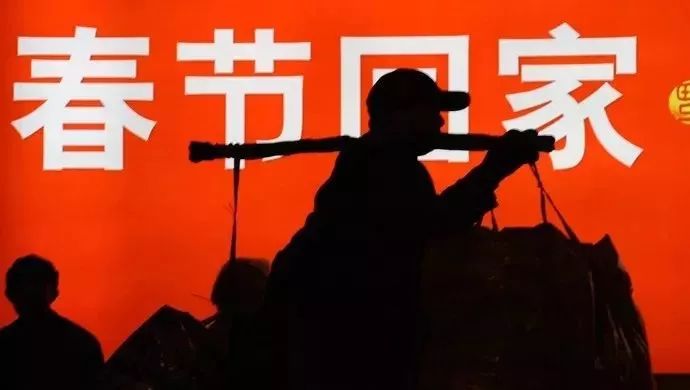 心疼 | 大爷火车站下跪大哭:俺不会网上买,跑6趟