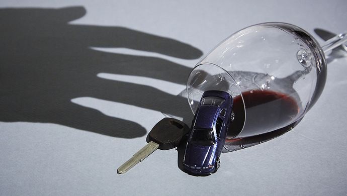 酒驾被暂扣驾照后,上海一驾驶员雨夜无证疲劳