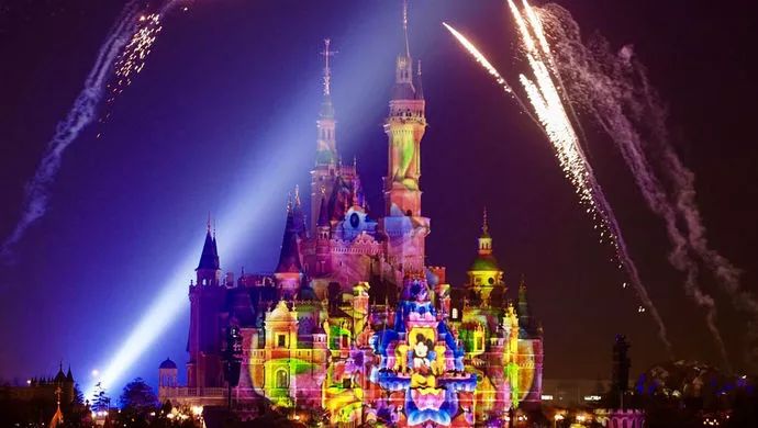 2.4万元免排队?游客曝上海迪士尼VIP团插队费