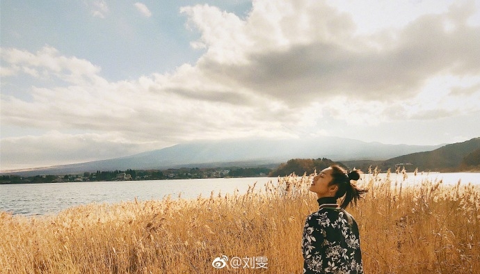 刘雯低调亲近自然 苍穹之下伊人独立气质卓然