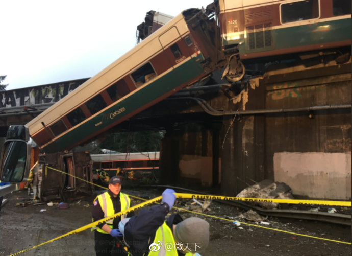 美国一辆客运列车发生脱轨事件 已致3死多人受